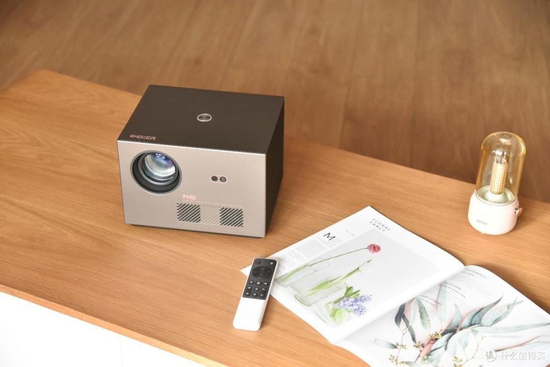 没短板？ 1000ansi流明+自动对焦、梯形矫正，封闭光机更可靠