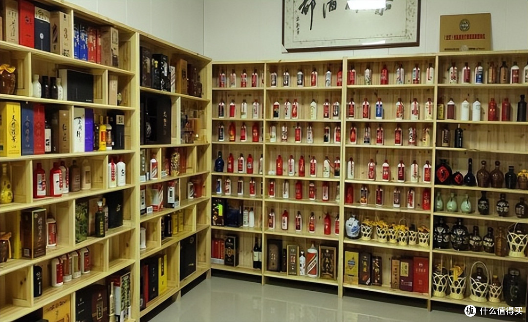 老总搬家酒柜的4款酒被行家赞赏没有30年的酒龄都没这么懂行