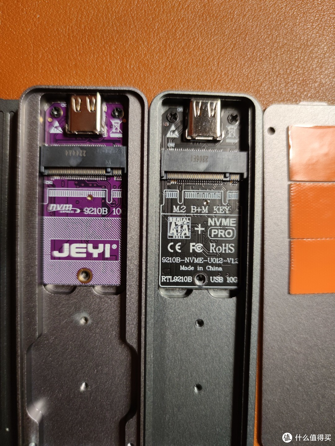 两个硬盘盒的内部结构，两者所使用的都是9210b主控芯片