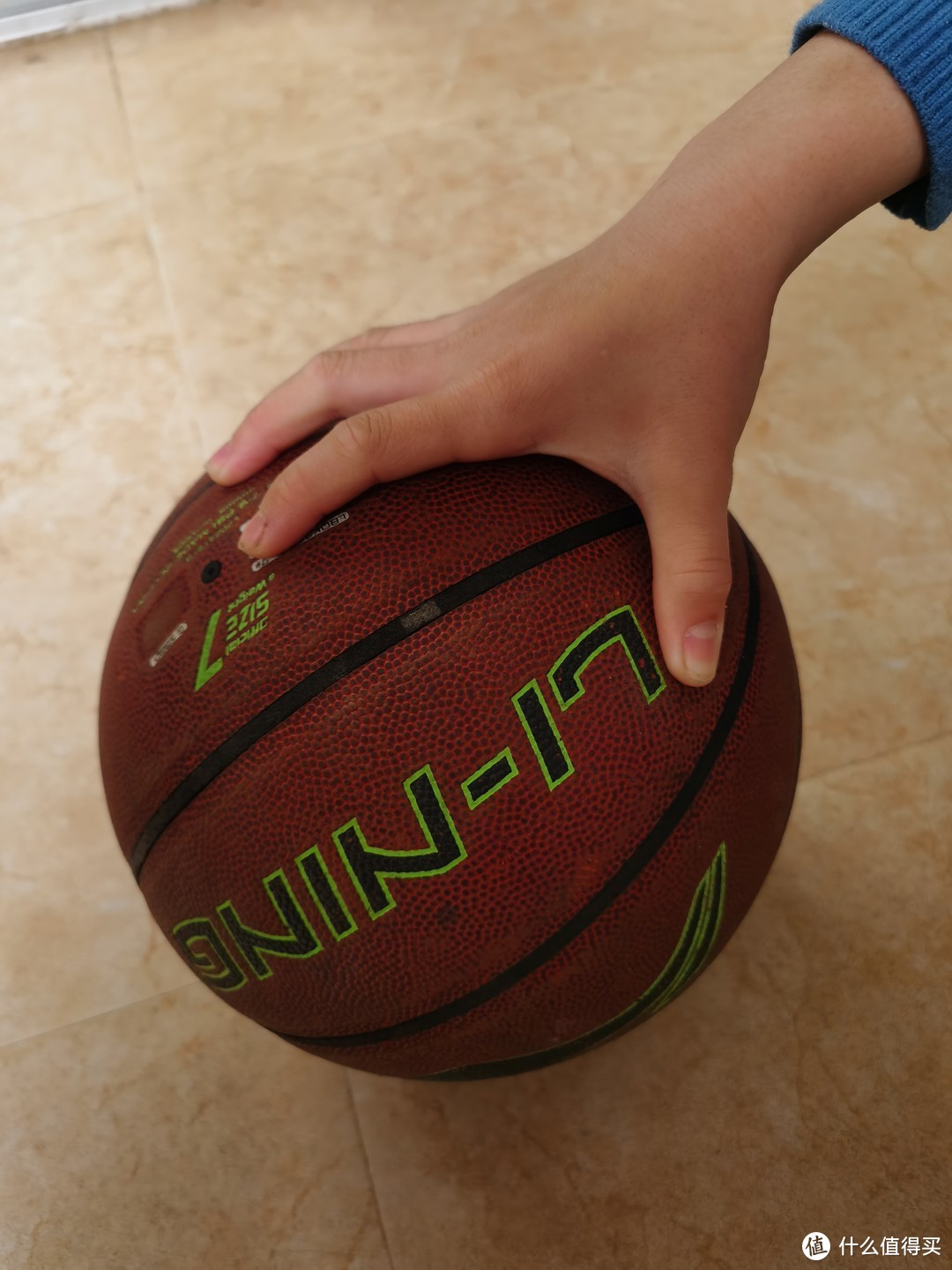家里有个爱打篮球小男孩