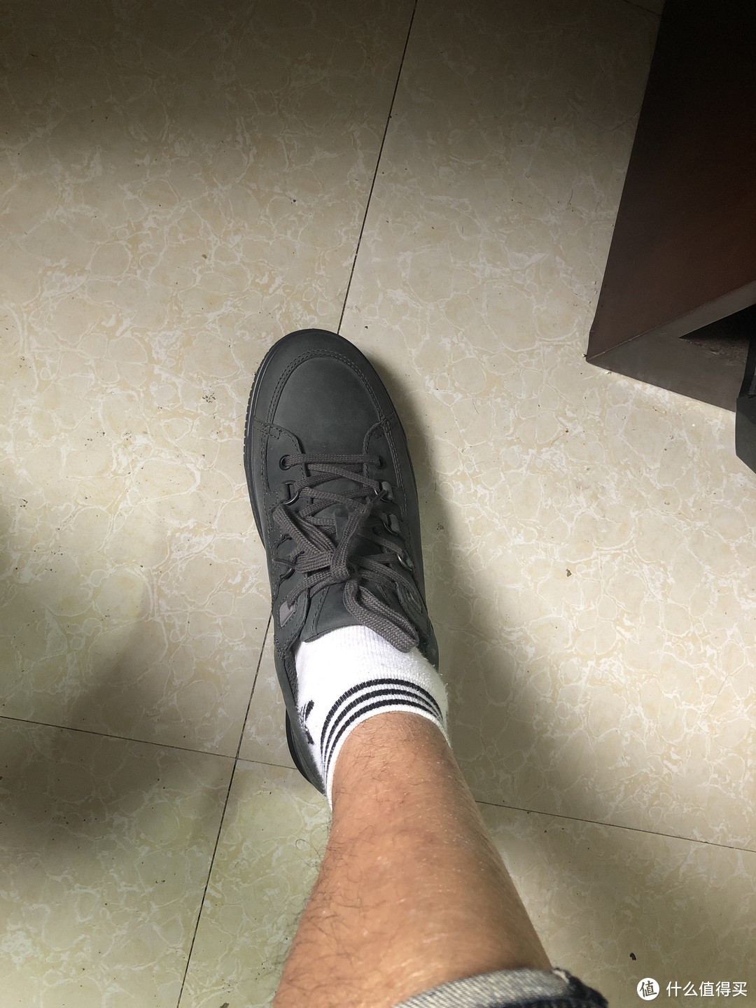 穿的球鞋上班，所以袜子有点违和。