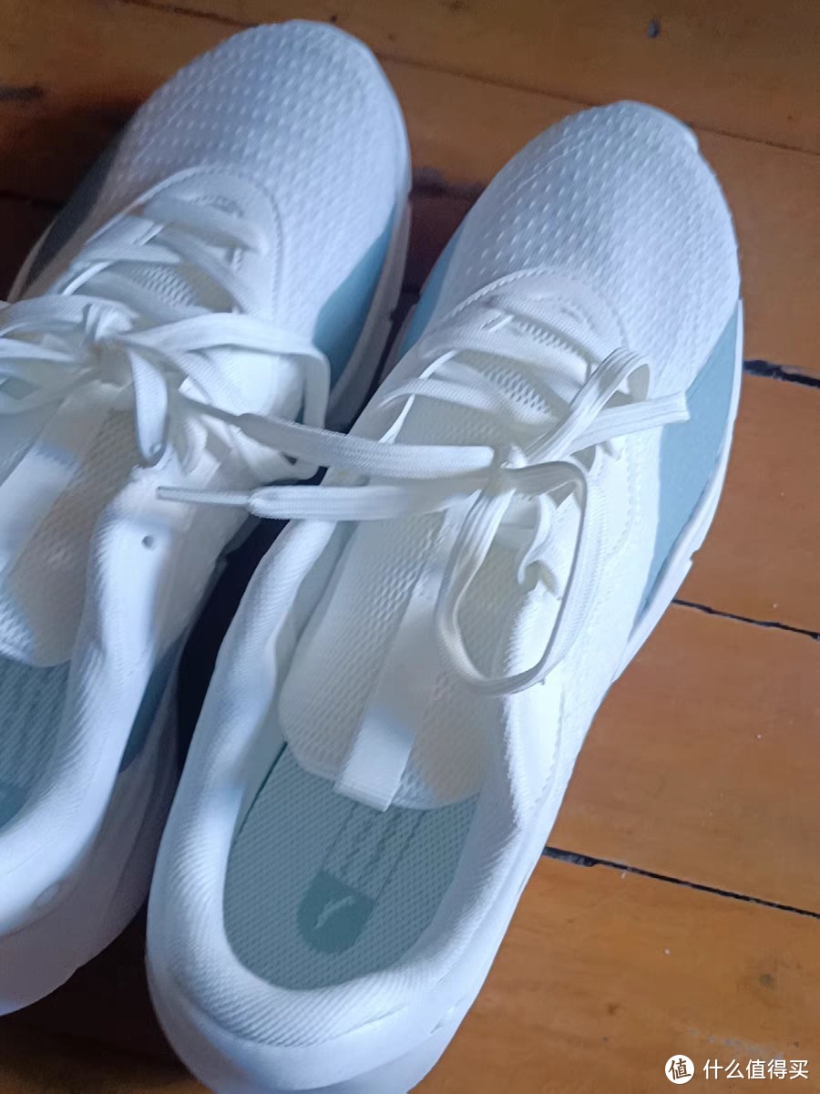安踏运动减震小白鞋。