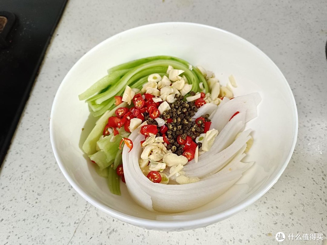 春日佳品，开胃小食：清新麻辣酸香的超薄黄瓜萝卜片