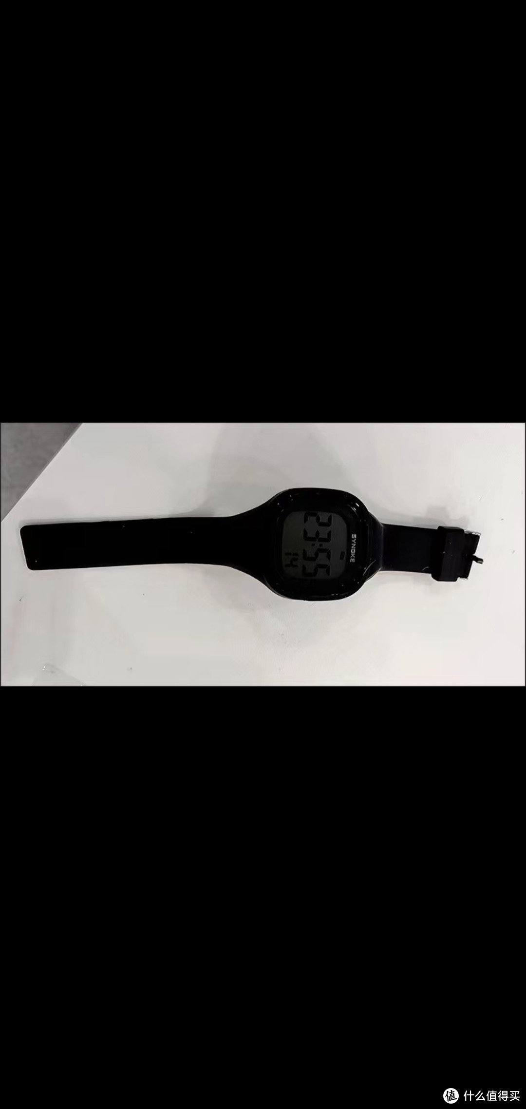 黑色运动幻彩小手表。
