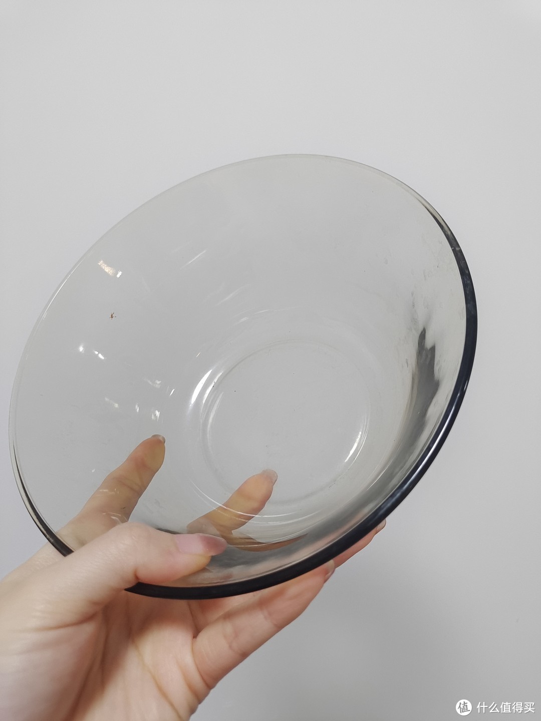 听说这种带颜色的玻璃碗有毒，您家也有吗？谁想要一个咖啡色的透明玻璃碗呢？