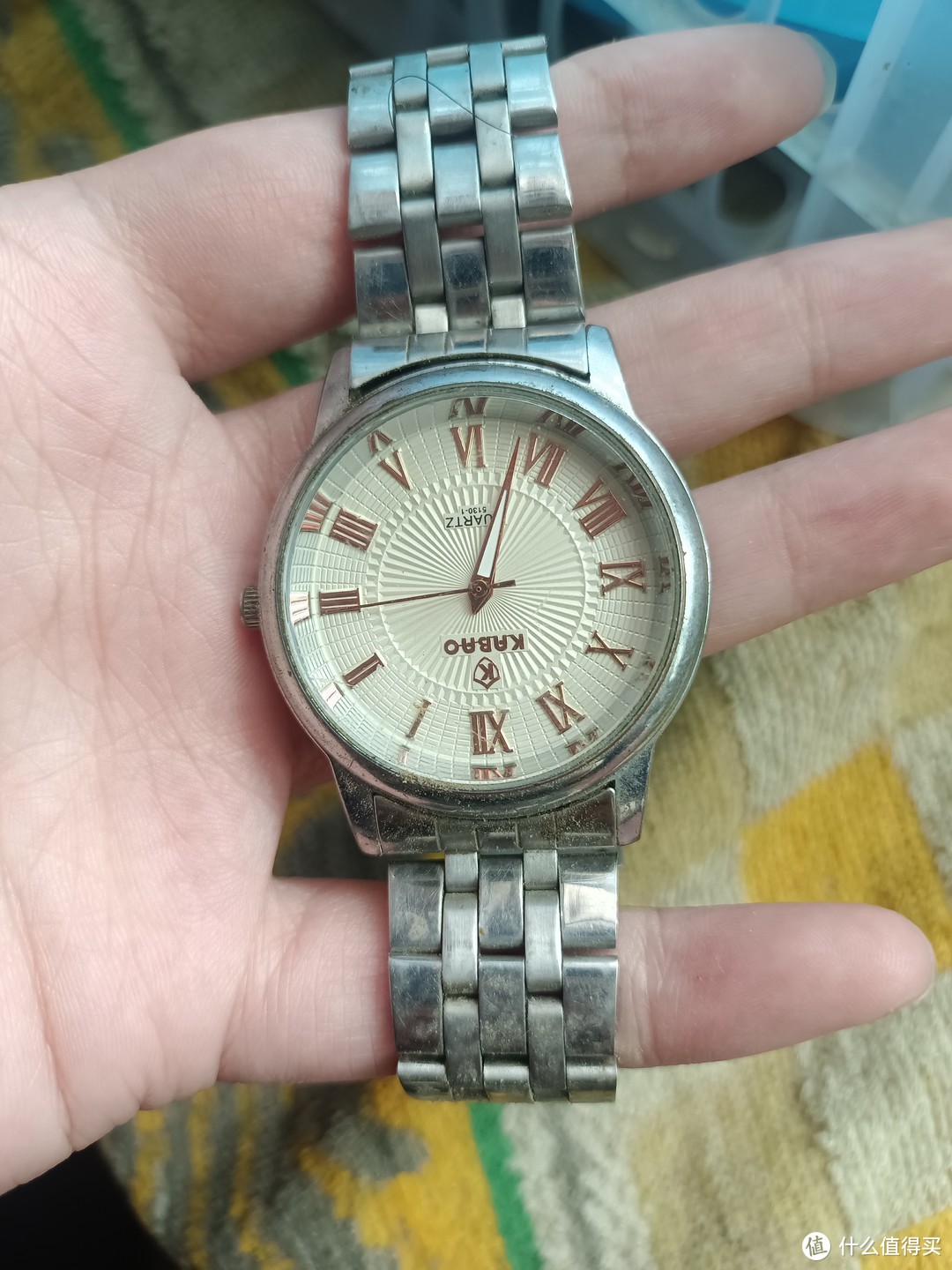 老爹只有一块腕表，还是过生日时朋友赠送的，一用就是好多年