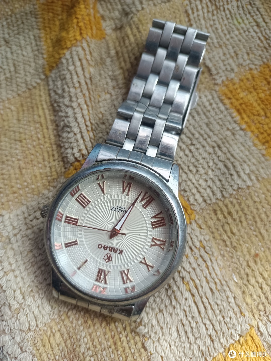 老爹只有一块腕表，还是过生日时朋友赠送的，一用就是好多年