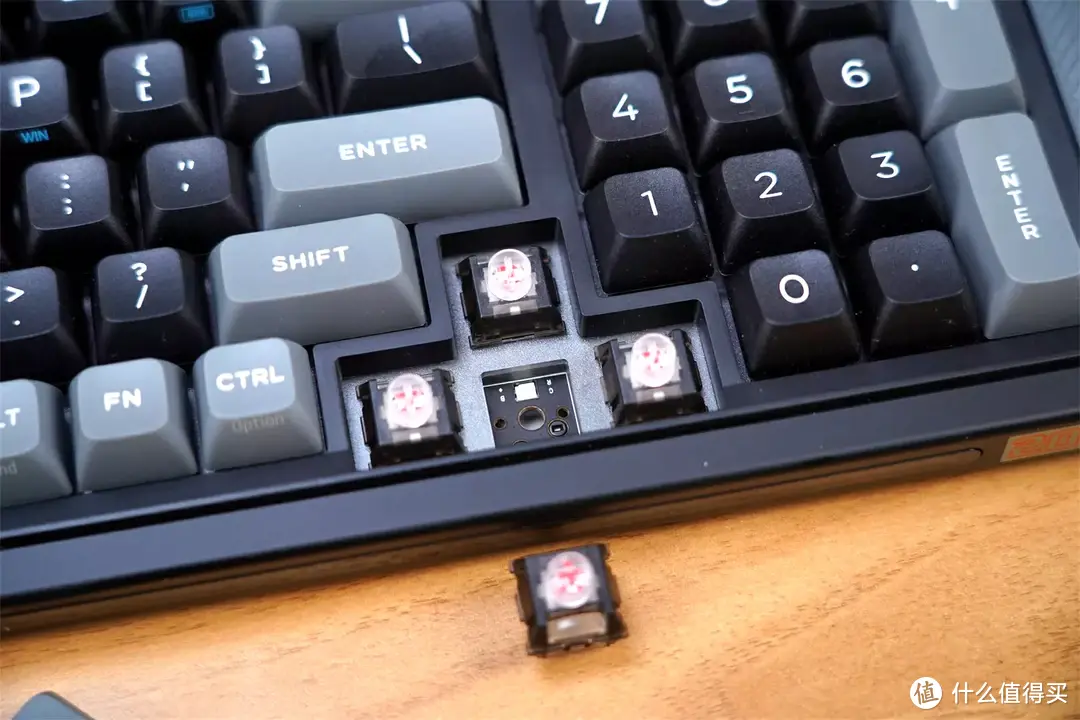 Gasket结构搭配TTC巨人之心轴体，御斧L98告诉你什么是键盘的标杆！