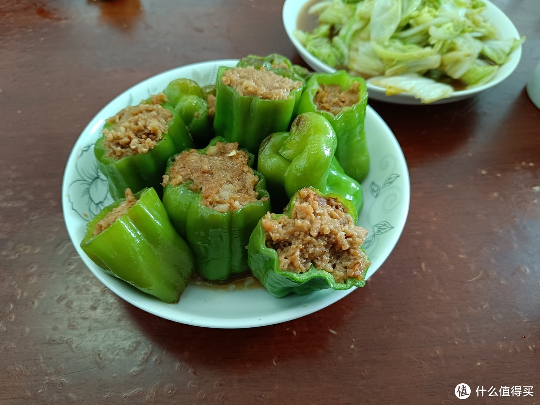 露营的时候带什么好吃的：有很多肉，但不油腻的辣椒酿肉。将精瘦肉和纯肥肉和软骨（猪肉）分别剁成臊子