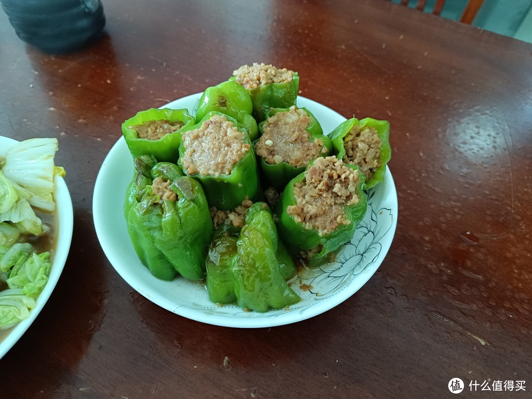 露营的时候带什么好吃的：有很多肉，但不油腻的辣椒酿肉。将精瘦肉和纯肥肉和软骨（猪肉）分别剁成臊子