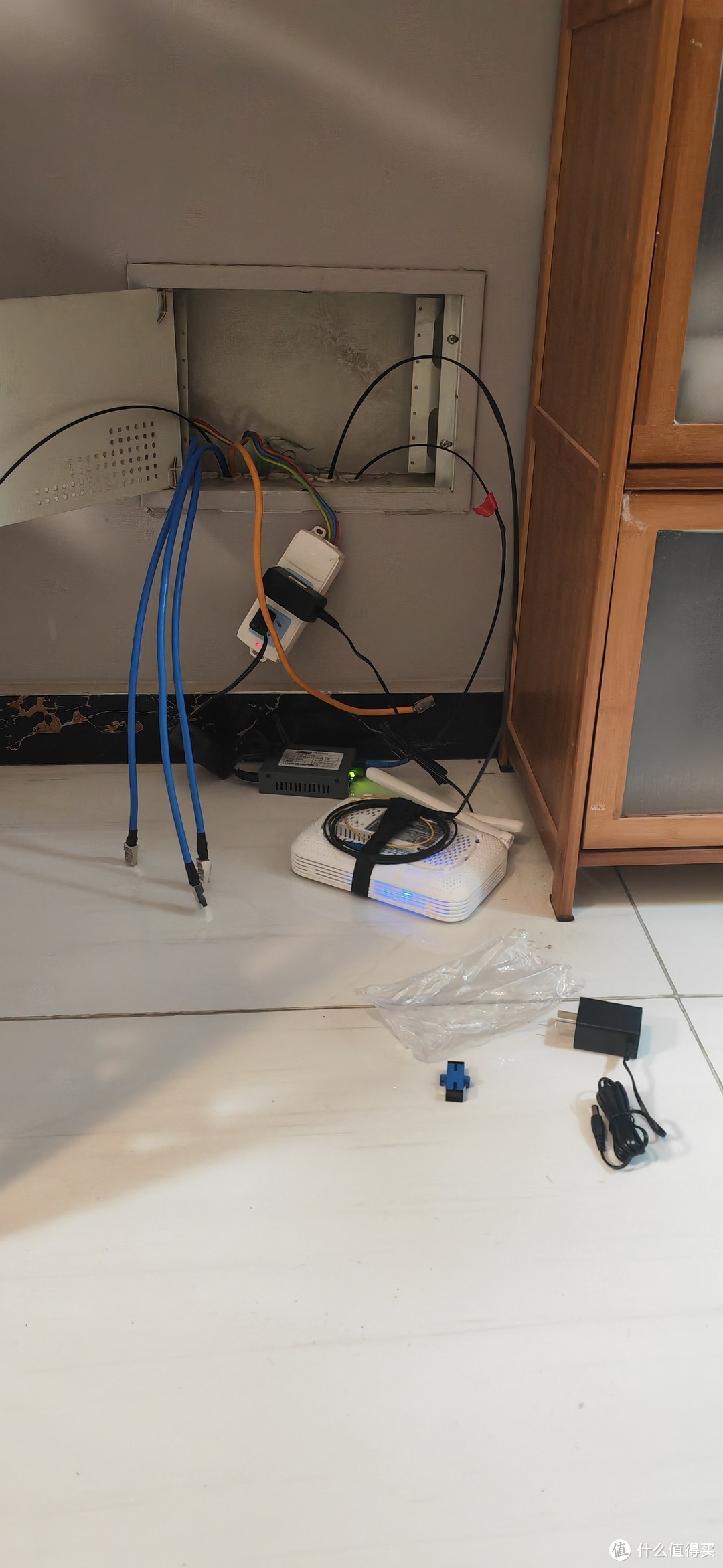 补全家庭网络的最后一根网线外加光纤延长把光猫从弱电箱挪出来，弱电箱减负。