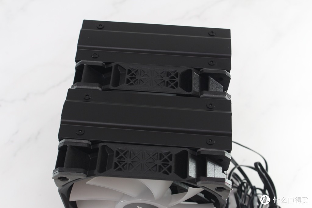 双塔六导管搭配全黑化设计 散热表现可期