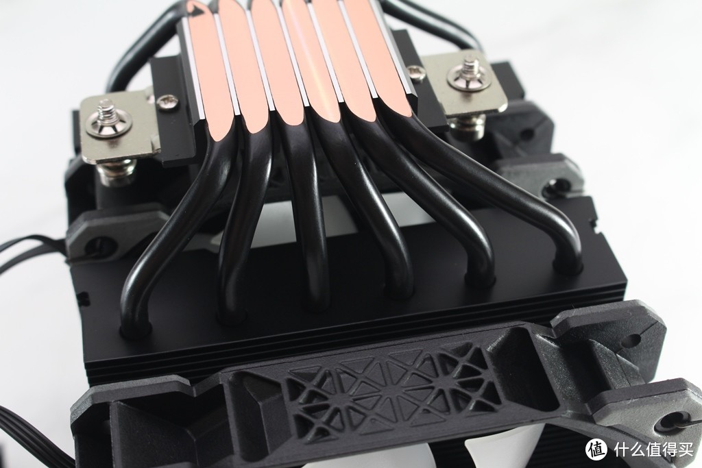 双塔六导管搭配全黑化设计 散热表现可期