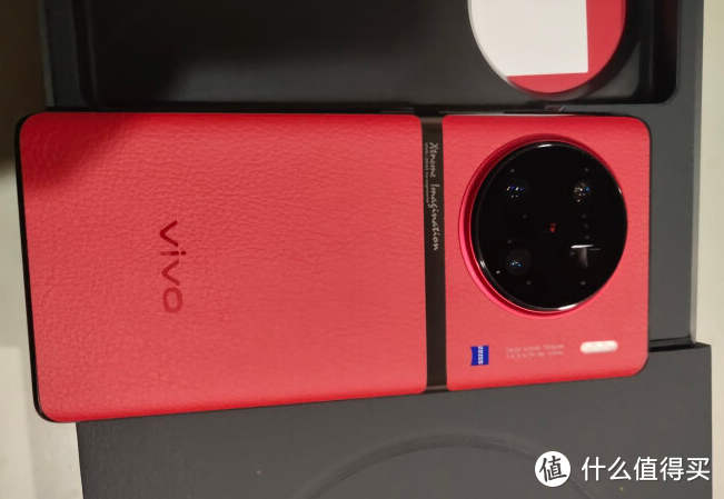 vivo X90 Pro+，华夏红配色，一种热情似火的感受