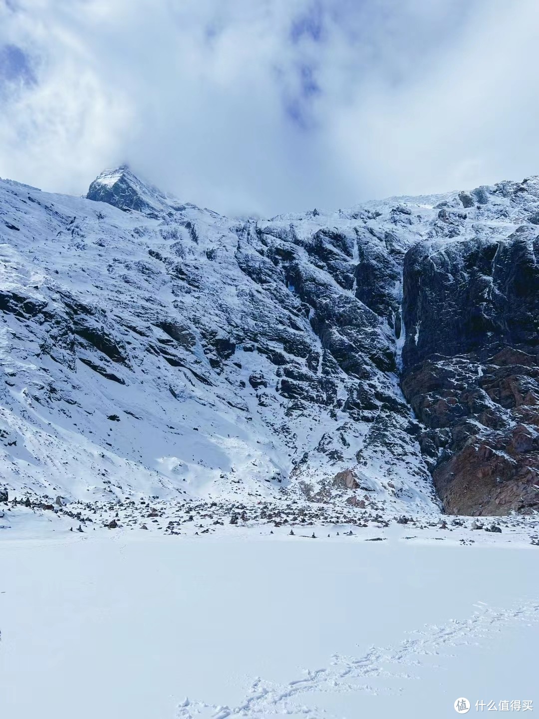 冰湖-梅里雪山的圣湖，冬季已是白皑皑一片