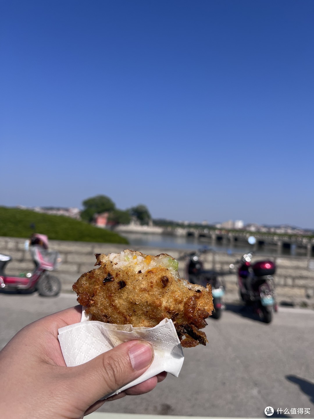 吃了路边的这个油炸牡蛎加面粉的饼，味道一般，没有甘蔗汁好喝。