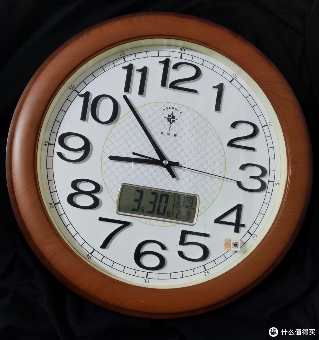 适合客厅的钟表，时间、温度和日期，统统都显示