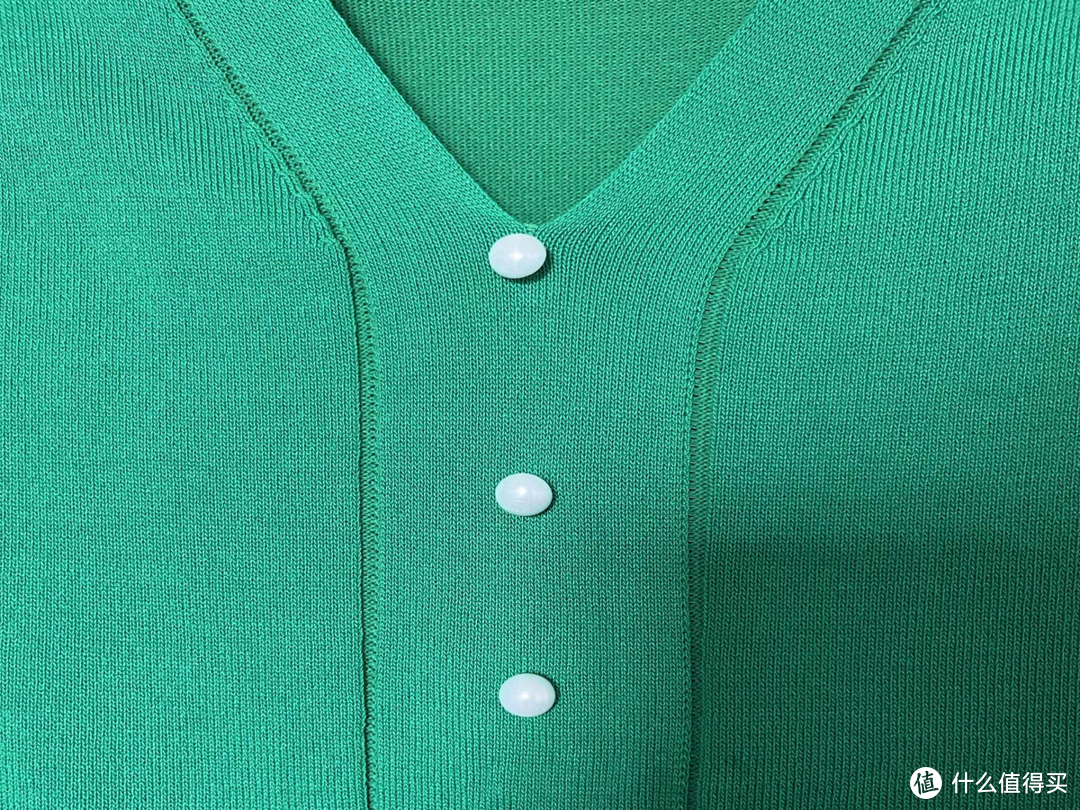 绿色泡泡袖针织衫，春季穿搭必备的单品