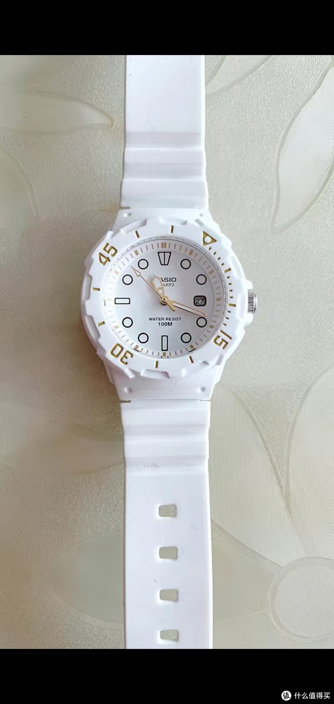 卡西欧白色金色手表。