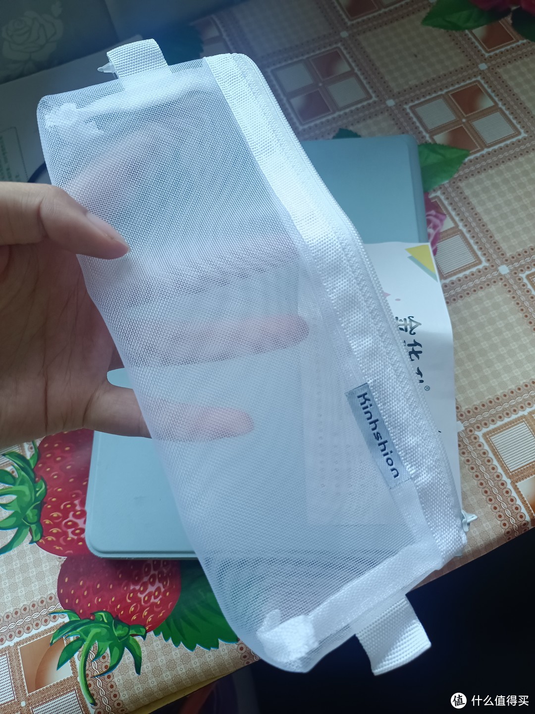 网购了一个小号的网纱透明文具袋，收纳水笔真好用