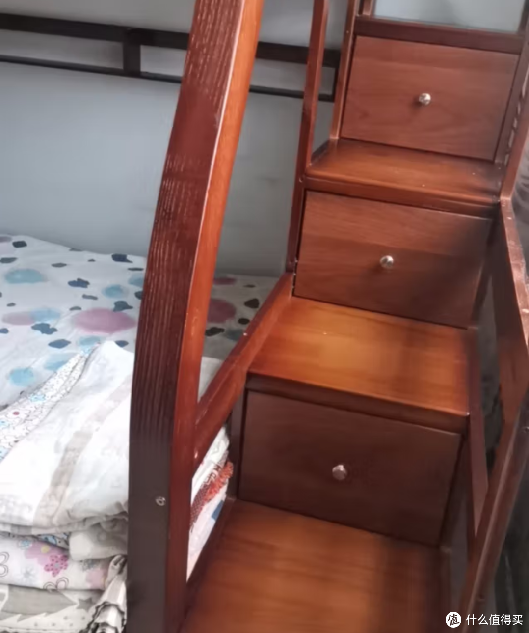 打造儿童房上下床是一种非常有创意和实用性的设计方式