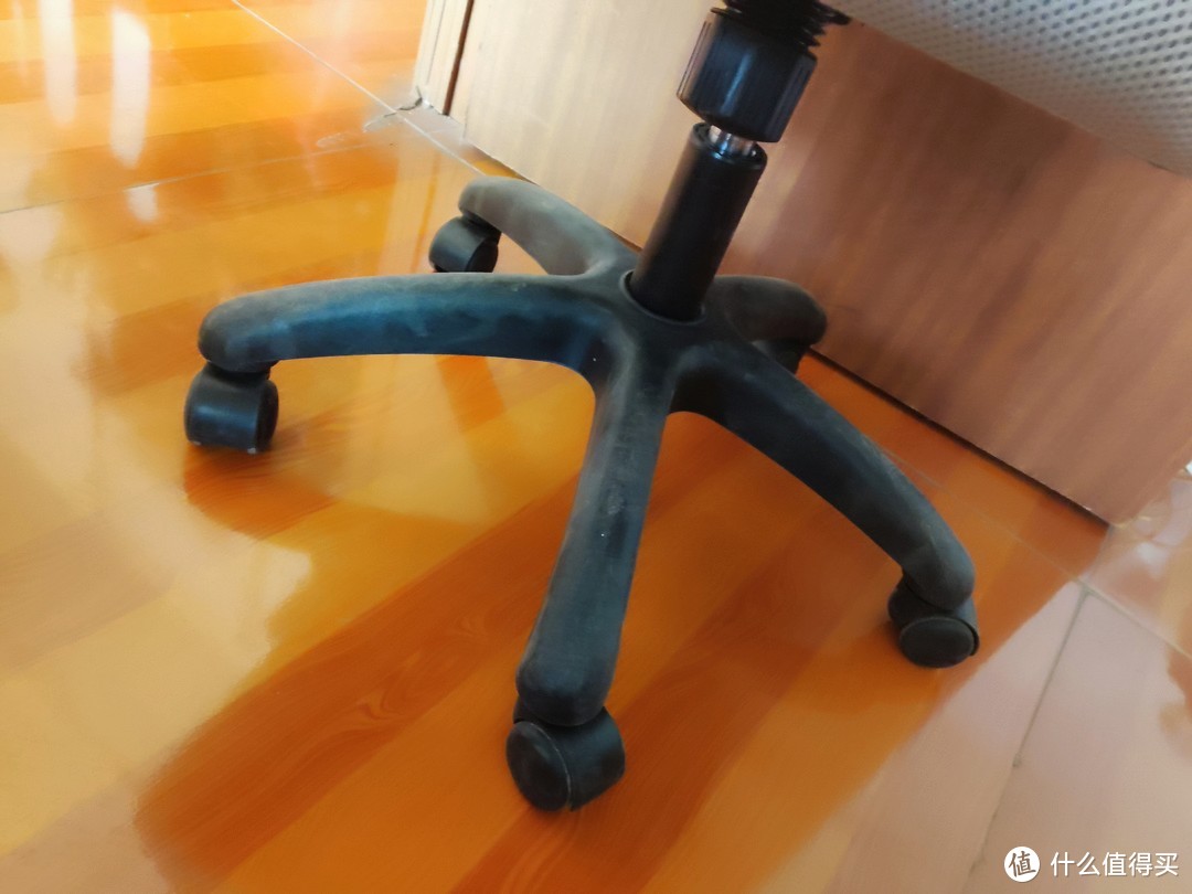 孩子的学习桌可以配备旋转的椅子