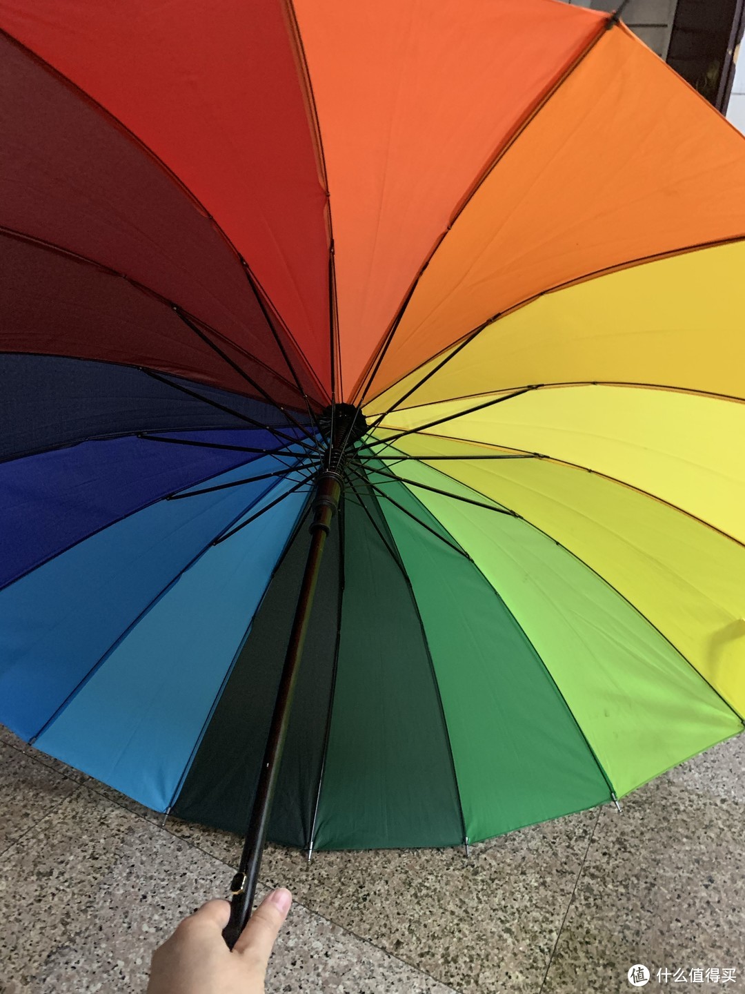 下雨天，一把彩虹伞，刚刚好
