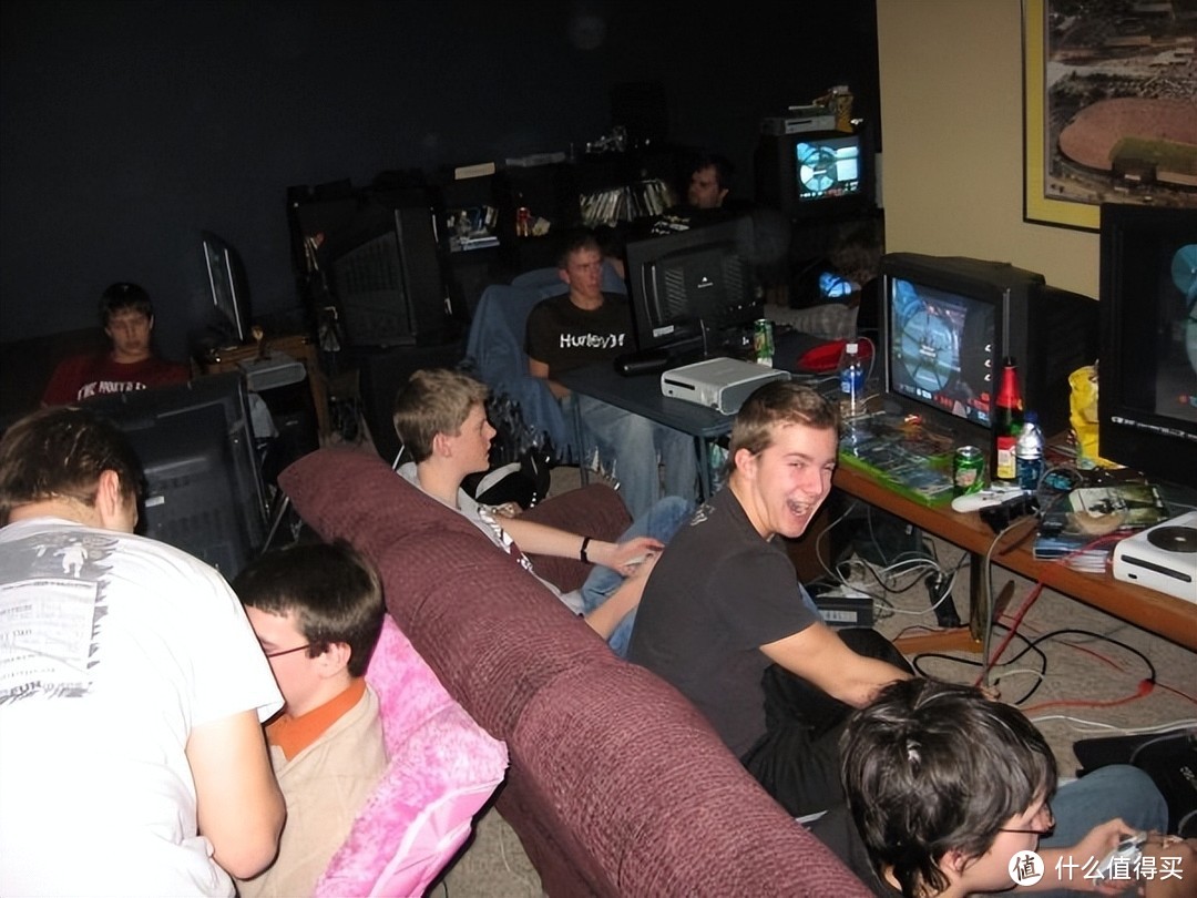 早年玩家们热衷的Lan Party游戏聚会，催生了游戏PC的移动需求