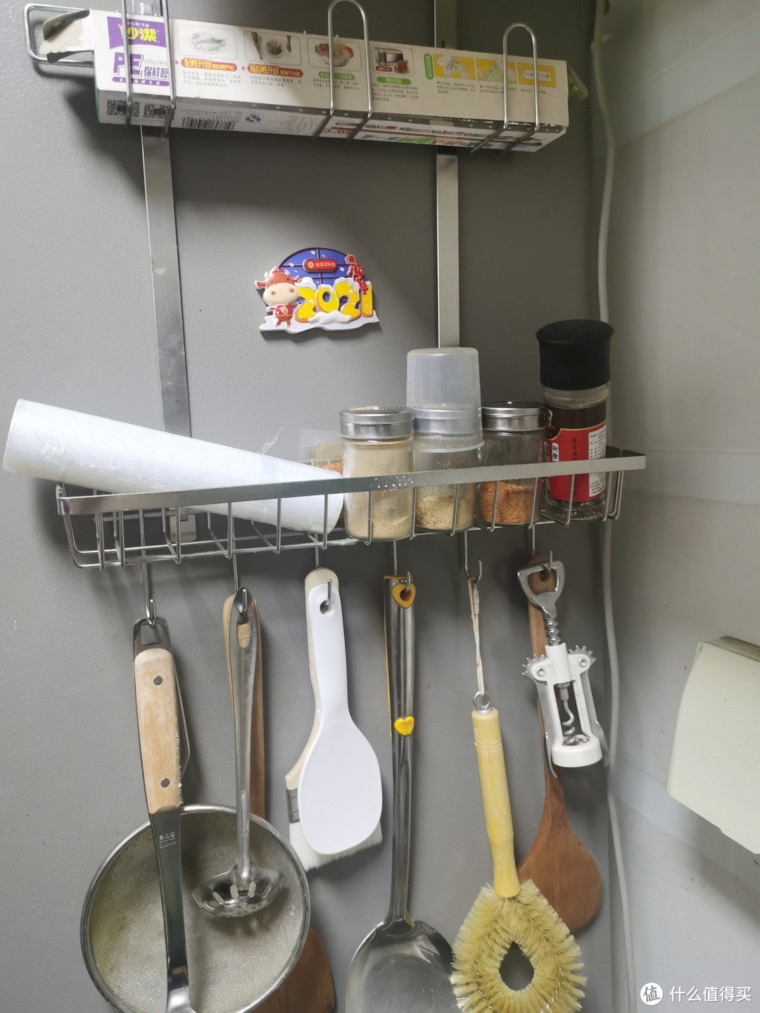 厨房收纳小技巧：充分利用冰箱侧面的高度空间