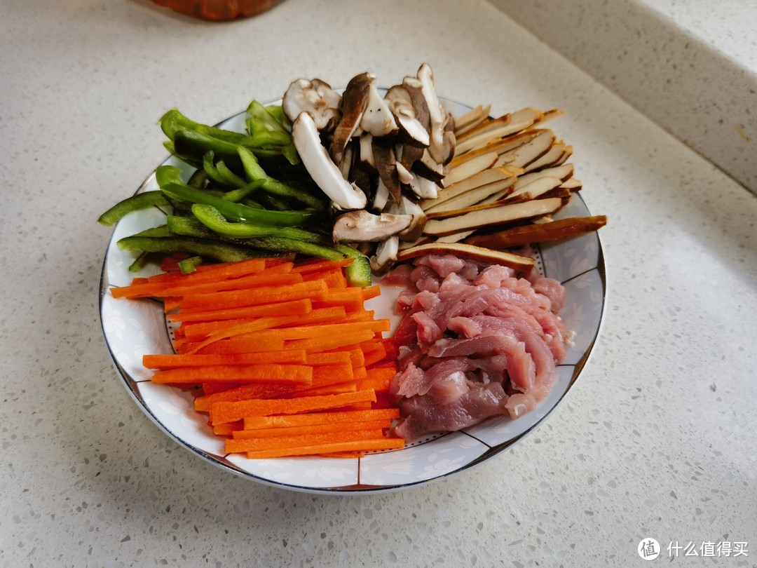 厨房高低台面的设计遵循“洗碗洗菜不废腰，切菜炒菜不费力”的原则