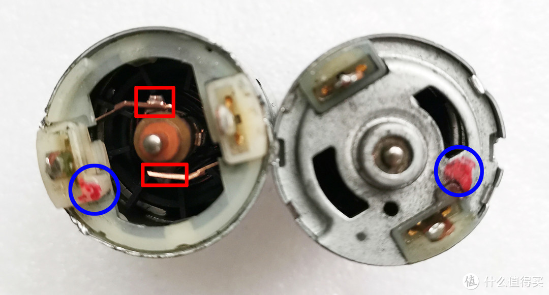 两次更换下来的2个电机，左边是第一次更换的，可以看到碳刷都磨没了，蓝圈的红点旁边的电极为正级