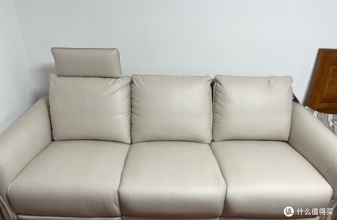 软装沙发是家居中必不可少的一件家具，选购软装沙发的建议