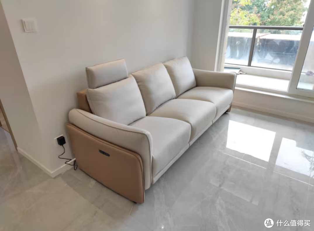 软装沙发是家居中必不可少的一件家具，选购软装沙发的建议