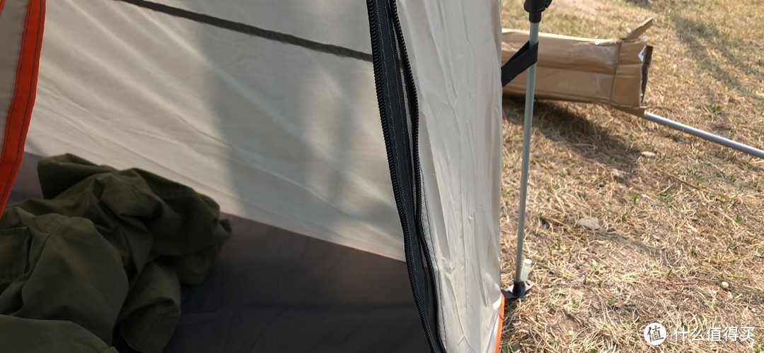 实际的帐篷内侧，不是特别强的阳光照射效果