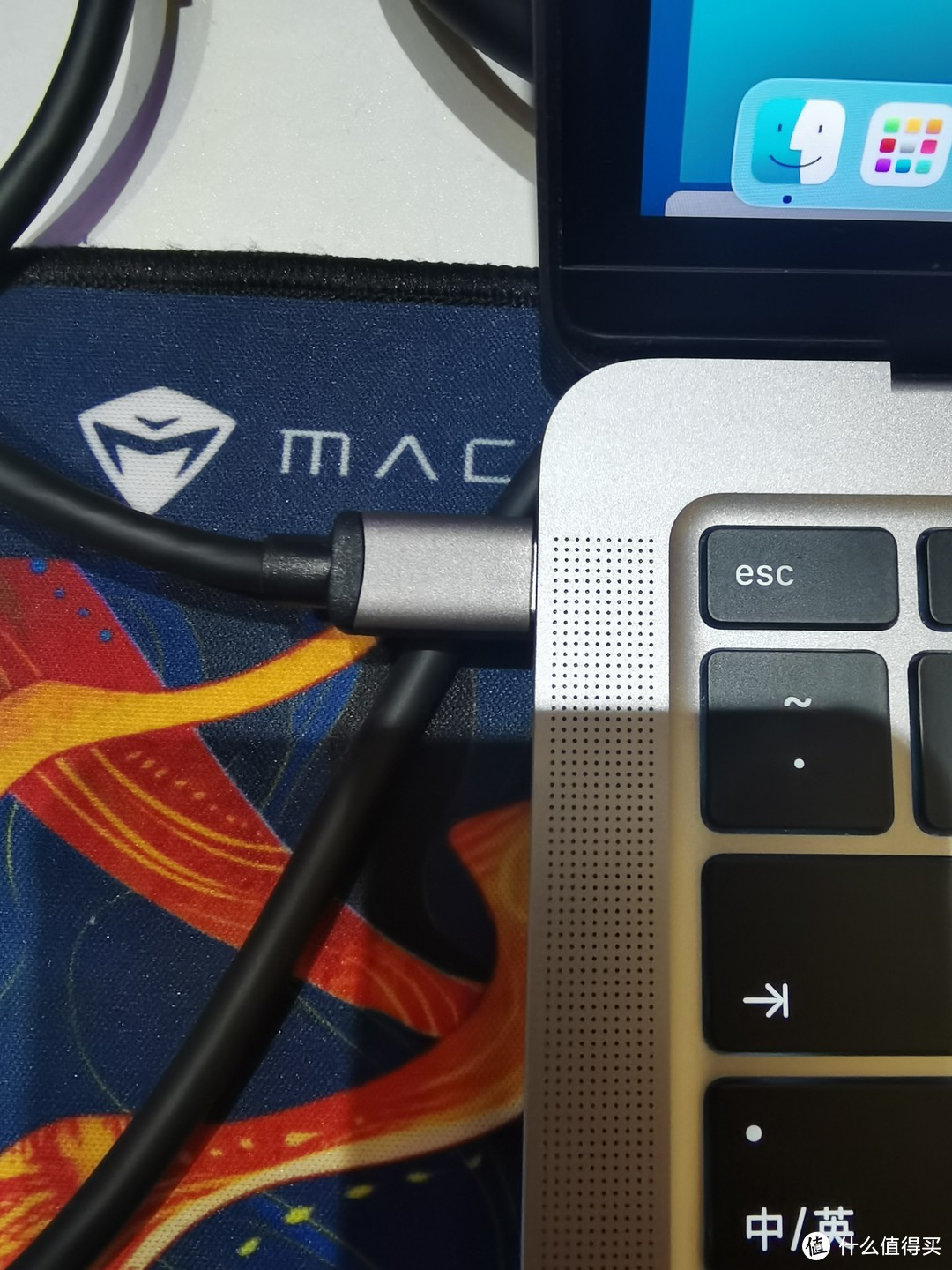 公司给我的配的mac，用一个typec口解决充电和链接外屏