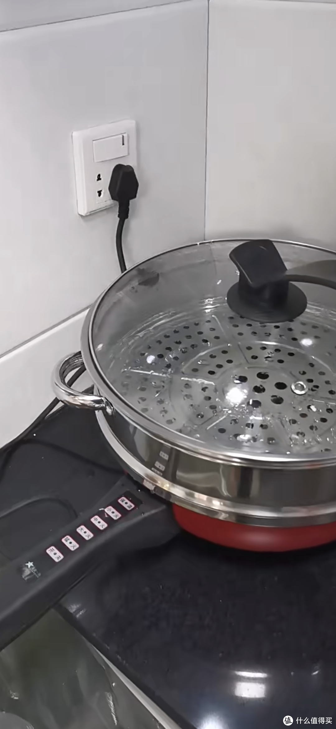 家用电器之蒸炒一体锅。