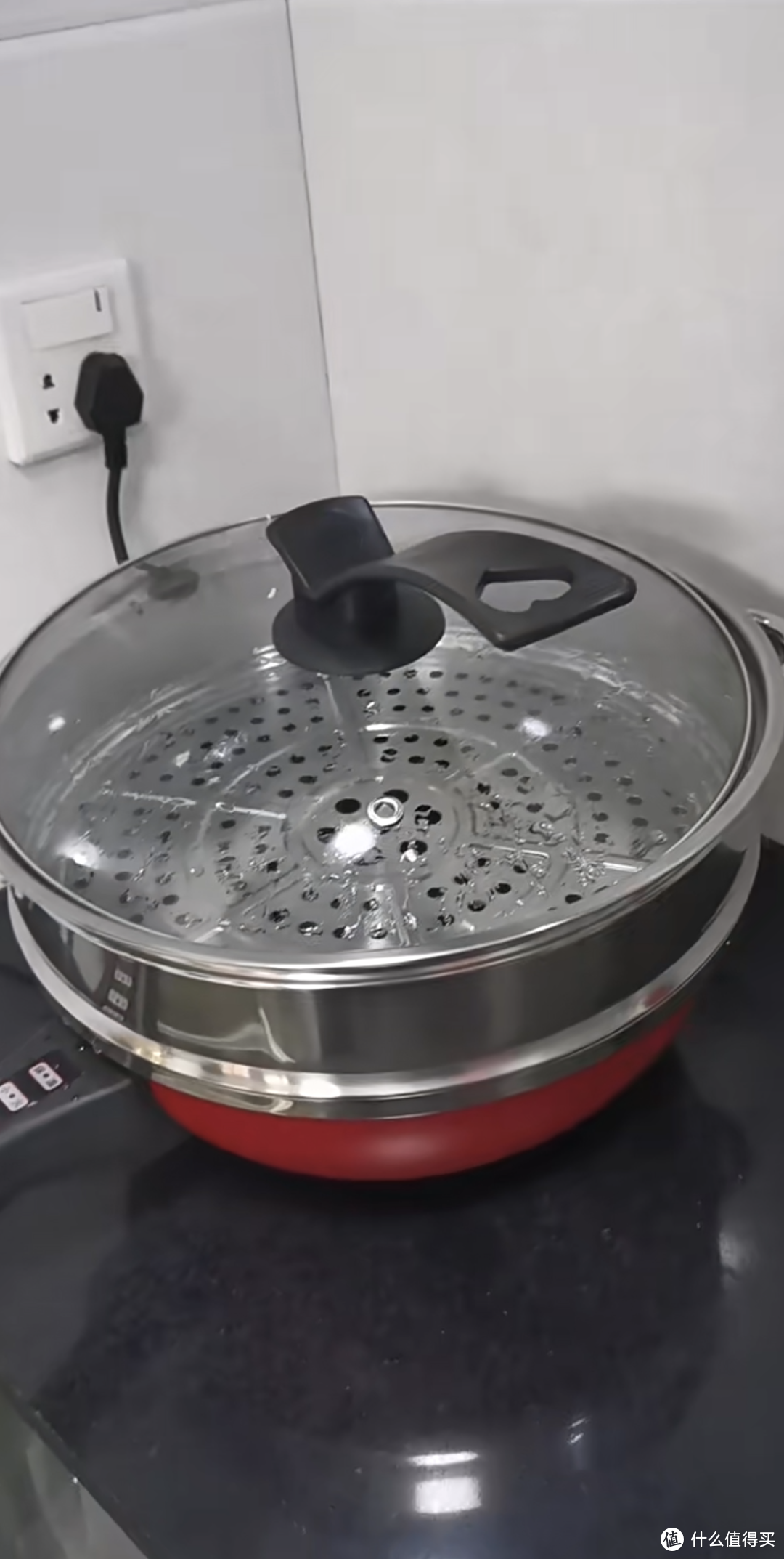 家用电器之蒸炒一体锅。