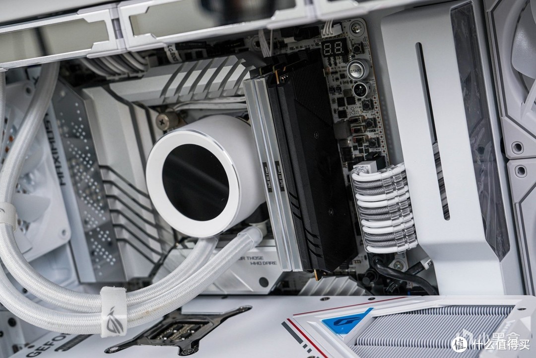 狂飙920W功耗！四万纯白顶配桌面PC主机带来的性能与颜值提升体验