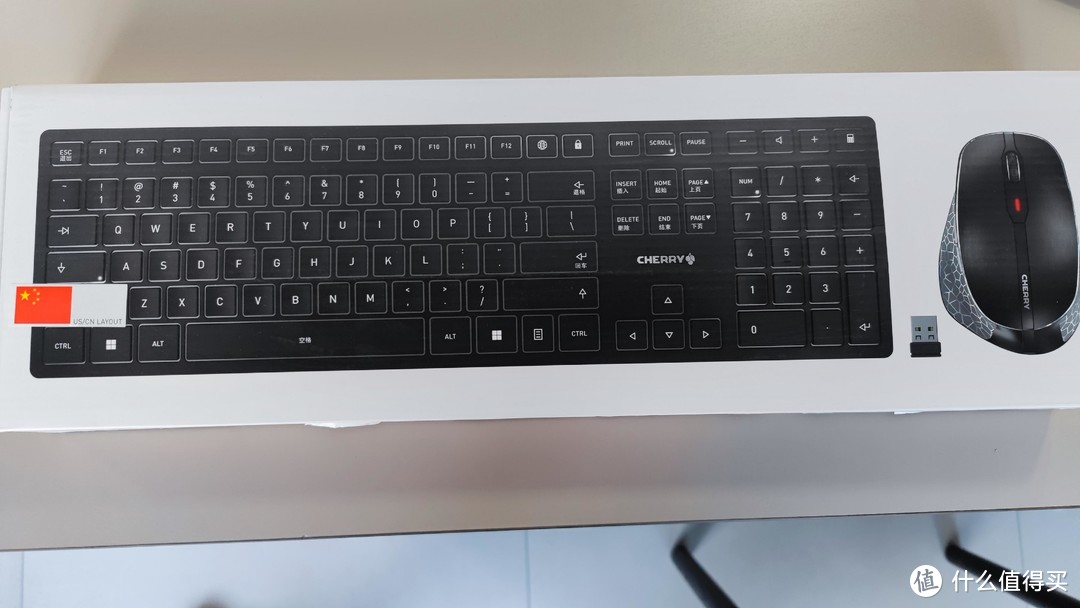 樱桃 DW 9500 SLIM 键鼠套装其实是由 KW 9100 无线超薄键盘，以及主打人体工学的 MW 8C ERGO 鼠标组成。