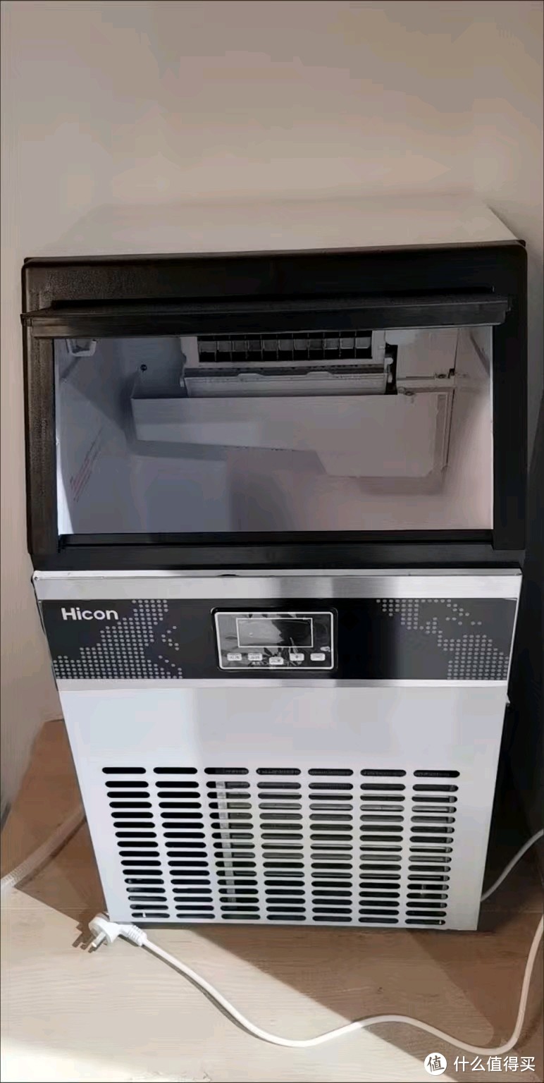 家用中等尺寸制冰机。