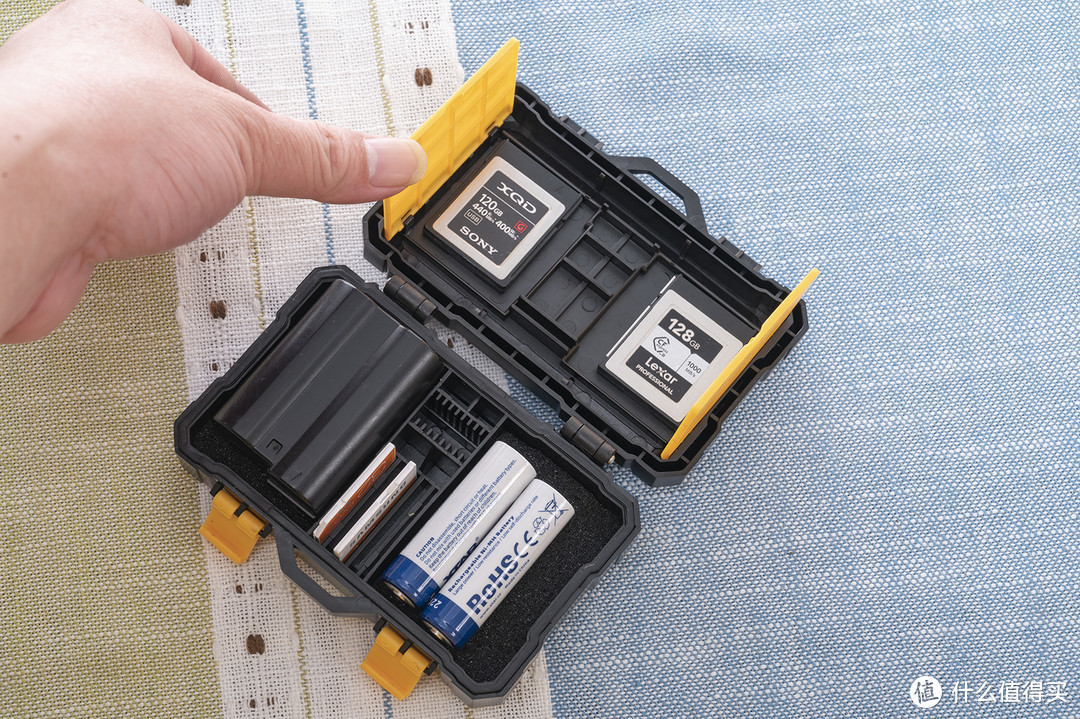 电池内存卡一个不能拉下，入手摄影配件收纳盒
