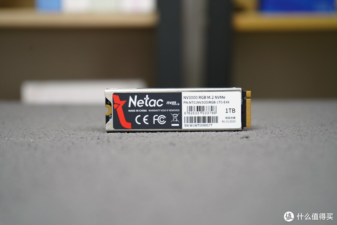 朗科绝影NV3000 RGB SSD：酷炫的灯效，3500MB/s高速的读取速度