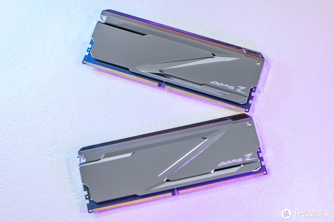 电镀金属马甲灯效悦目，已被外观颜值深深吸引，朗科Z RGB DDR5内存评测