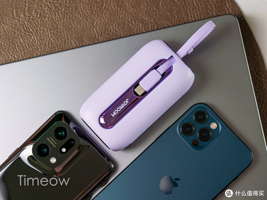 小巧便携 自带双线 苹果安卓皆快充：出门在外 这款粉紫色充电宝可以帮大忙