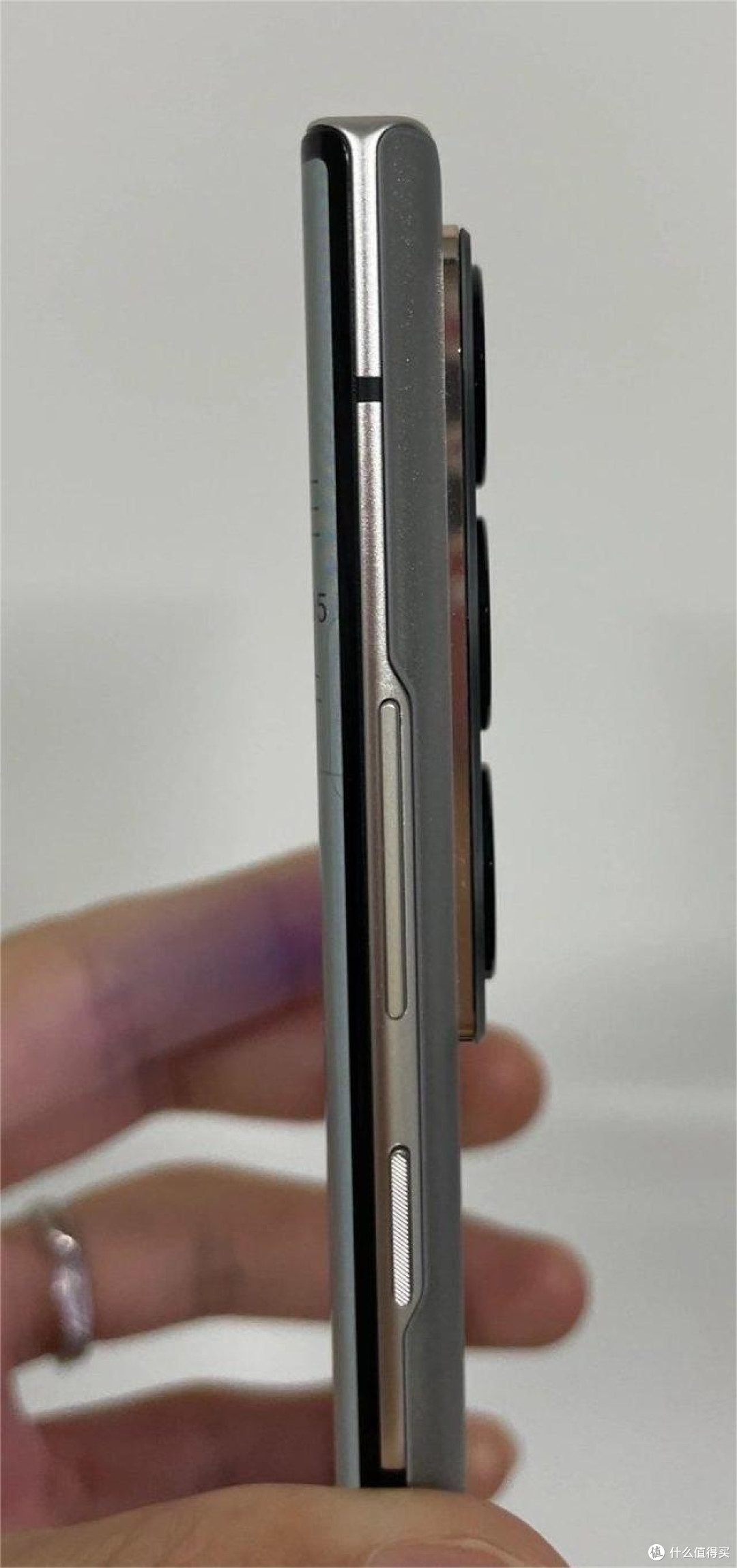 中兴axon40ultra采用屏下摄像头,屏幕没有挖孔