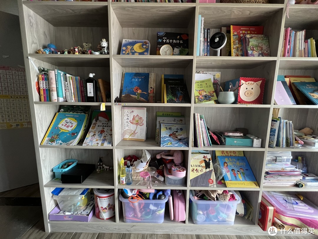 儿童房就应该这样：所有的东西都可以分类放好，摆放的整整齐齐。