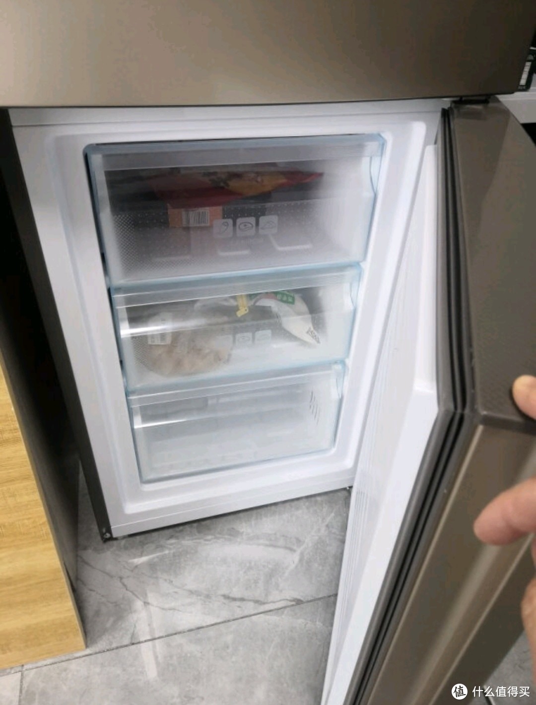 小型冰箱-海尔223L变频风冷无霜三门冰箱