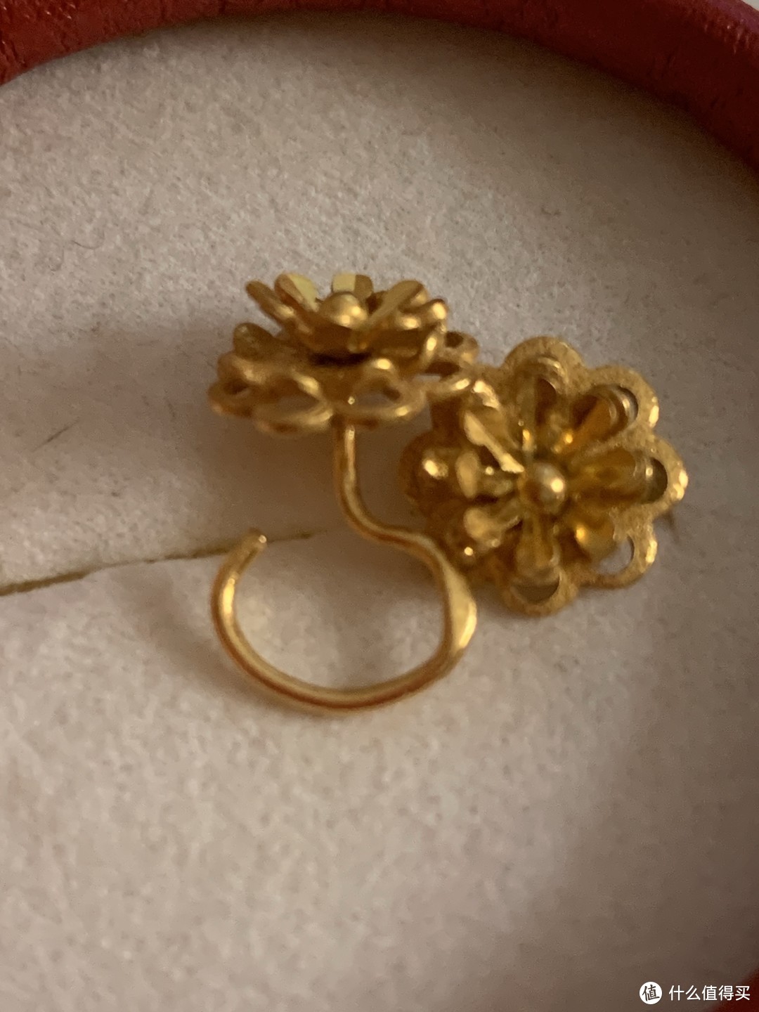 黄金鲜花耳钉，一款不错的备婚首饰。