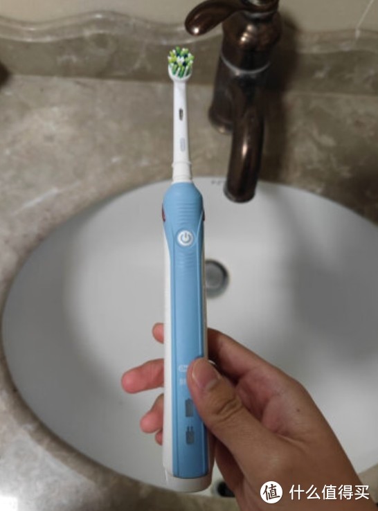 刷牙也玩转科技，电动牙刷和冲牙器宠爱你的口腔健康