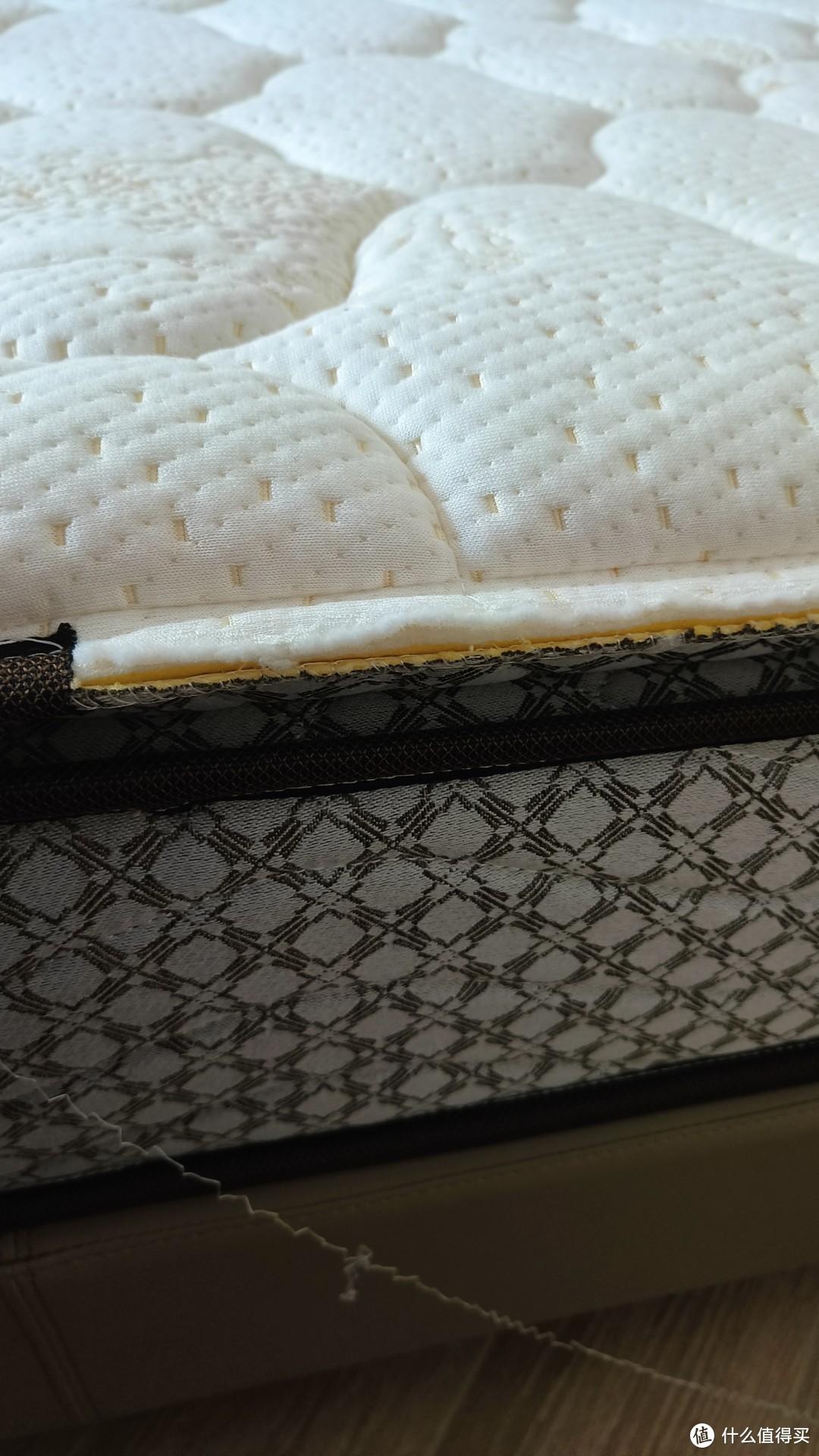 睡了大半年的慕思床垫，实在受不了，于是我把它天灵盖拆了。